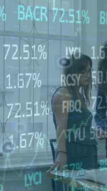 İş kadınları üzerinde finansal veri işleme animasyonu. Küresel iş, finans, bilgisayar ve veri işleme kavramı dijital olarak oluşturulmuş video.