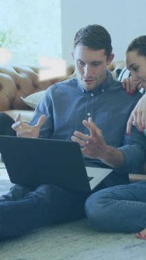 Kafkas çifti üzerinde dizüstü bilgisayarla değişen numaraların animasyonu. Dijital olarak oluşturulmuş küresel sosyal medya, iş, finans ve veri işleme kavramı.