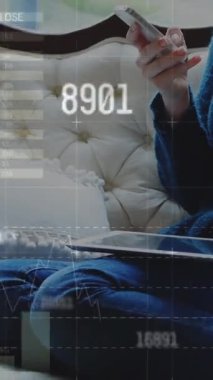 Değişen numaraların animasyonu, bilgi arayüzü, evde cep telefonuyla konuşan beyaz kadın. Dijital bileşik, çoklu pozlama, rapor, iş dünyası, küresel ve teknoloji kavramı.