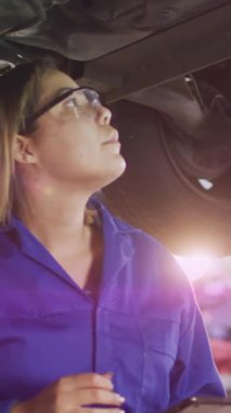 Kadın tamirci arabasının üzerindeki ışık izlerinin animasyonu. Ulaşım, ışık ve dijital arayüz kavramı dijital olarak oluşturulmuş video.