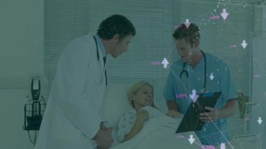 Yatağının yanındaki tableti tıkırdatan hemşire ve doktor onu sakinleştirirken sağlık verilerinin üst üste bindiğini gösteriyor. Tıbbi, sağlık, profesyonel, dijital, tanı, hasta bakımı, klinik