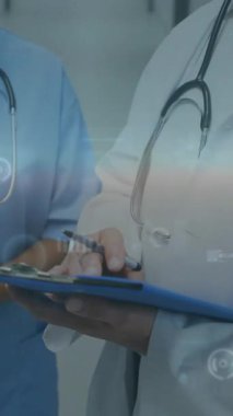 Tıbbi veri animasyonu işleniyor, sağlık hizmetleri hastanede hasta bilgilerini tartışıyor. tartışma, hastalar, takım çalışması, işbirliği, teknoloji