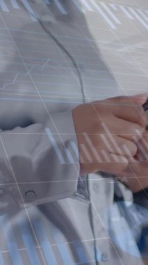 Sayıları değiştirmenin animasyonu, daireler yüklemenin, dijital tablet kullanan beyaz kadının orta kesimi. Grafikler, dijital kompozit, rapor, iş, büyüme, ilerleme ve teknoloji kavramı.