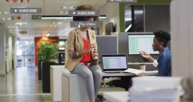 Ofisteki tableti işaret eden kadınlar, sosyal medya bildirimlerinin canlandırılması ve kaybolması. İşbirliği, iletişim, takım çalışması, profesyonellik, dijital, kentsel, dinamik