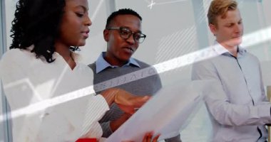 İşletme müdürü çizelgeyi işaret ediyor. Verileri gözden geçiriyor. Tableti açan adam grafikleri gösteriyor. İşbirliği, takım çalışması, analitik, strateji, şirket, yenilik, iletişim