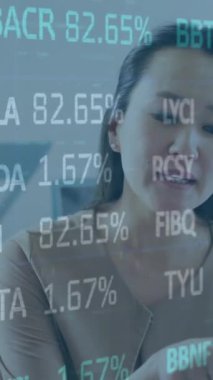 Değişik kadın iş arkadaşlarının ticaret kurulunun ofiste fikirlerini paylaşması. Dijital bileşik, çoklu pozlama, iş, planlama, tartışma, borsa ve teknoloji kavramı.