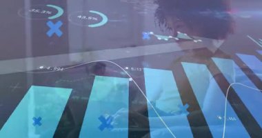 Kadın dizüstü bilgisayarda yazıyor ve piyasa performansını izlerken animasyon finans tabloları oluşturuyor. Veri görselleştirme, finansal analiz, dijital çalışma alanı, iş büyümesi, teknoloji, ev ofisi, kurumsal iletişim