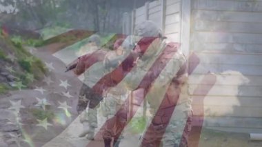 Askeri tatbikatta el işaretini takip eden üç asker beyaz bariyer ateşinde ilerliyorlar. Komando, taktik, kamuflaj, açık hava, eğitim, takım, hazırlık