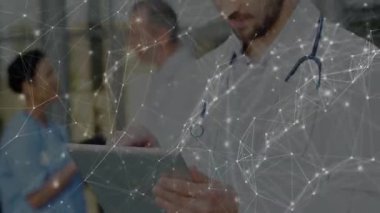 Hastane koridorunda ağ örtüşmesi azalıyor, doktor tablet verileri gözden geçiriyor. Dijital, sağlık, teknoloji, işbirliği, yenilik, tıbbi, profesyonel