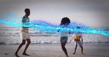 Yukarda plaj topu yetiştiren bir kız ıslak kumda, dalgaların yanında aile oyunu yakalıyor. Aile, eğlence, açık hava, eğlence, oyuncu, bağlanma, canlı