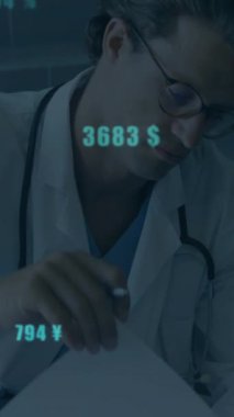 Döviz sembollü belgeleri incelemek, ofisteki mali verileri analiz etmek. Maliye, analiz, tıbbi, mesleki, belgeleme, ekonomi