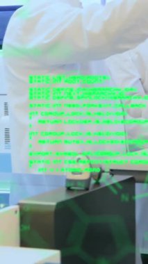 Laboratuvarda tartışılan çeşitli erkek ve kadın bilim adamları üzerinde tıbbi veri işleme animasyonu. Tıbbi araştırma ve bilim teknolojisi kavramı