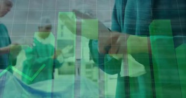 Baş cerrah eldiven seçiyor ve onları çekiyor, tibbi çizelgeleri titizlikle sallıyor. Cerrahi, tıbbi, hazırlık, operasyon, sağlık, tanı, klinik