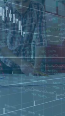 Finansal veriler ve borsa çizelgesi ofisteki işadamları üzerinde. Finans, büyüme, analitik, takım çalışması, yatırım, şirket