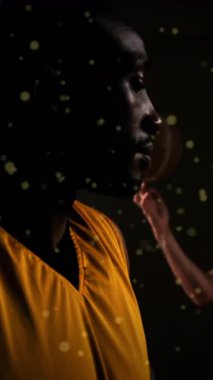 Basketbolla oynayan çeşitli erkek basketbolcuların hareketli noktaları. Spor ve dijital arayüz konsepti dijital olarak oluşturulmuş video.