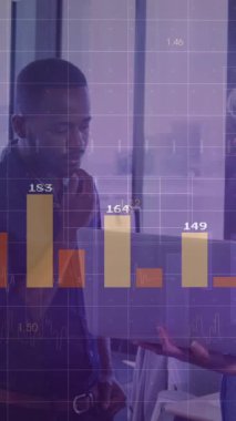 Modern ofiste, iş adamları finansal grafiklerle verileri tartışıyor. teknoloji, takım çalışması, işbirliği, analiz, finans, ilerleme