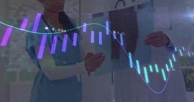 Röntgen açısını ayarlayan kadın ve röntgen çeken adam teşhis için mali tablolara kayıyor. Tıbbi, finans, analitik, işbirliği, teknoloji, profesyonel, veri