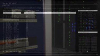 Veri Terminalinde kaybolma komutu mevzilendirme, dosyaları yükleme, canlı çıkartmayı görselleştirme. Siber güvenlik, veri, teknoloji, dijital, ağ, şifreleme, kodlama