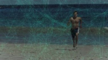 Erkek koşucu sığ dalgalara ulaşıyor ve güneşli sahilde spor yapmak için koşuya çıkıyor. Atletik, dayanıklılık, hareket, deniz kenarı, canlılık, enerjik, manzara