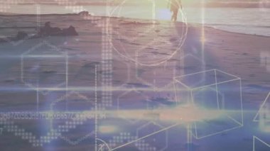 Sunset Işıltısı, kıyı boyunca çıplak ayakla yürüyen yaşlı bir kadın veri toplarken teknolojiyi etkinleştiriyor. Gezgin, huzur, yenilik, fütürizm, dinginlik, dijital, yansıma