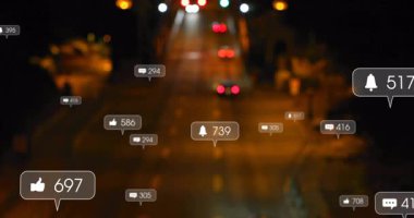 Kırmızı sedan 'ın kamera görüntüsünü terk etmesinden sonra sosyal medya simgeleri yüzüyor ve yeni nişan sayıları artıyor. Kentsel, gece hayatı, teknoloji, sosyal, dijital, dinamik, canlı