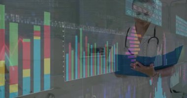 Dijital çizelgeler ve yol gösterici bakımdaki işaretler azalırken doktor panoya danışıyor ve notlar yazıyor. Tıbbi, analitik, teknoloji, sağlık, profesyonel, veri, yenilik