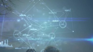 Ağ animasyonu, kadın ve erkek birbirine bağlanıyor, başlarını çeviriyor, teknik veri tablolarının arasında yakınlaşıyor. Teknoloji, bağlantı, samimiyet, ortaklık, gelecekçilik, iletişim, dijital sanat