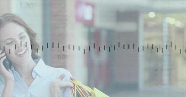 Çağrı alan bir kadın akıllı telefon ve çantalarla hokkabazlık yapıyor, vurgunu paylaşıyor, dalga şeklinde dalgalanmalar yaşıyor. Perakende, tüketici, yaşam tarzı, gündelik, enerjik, canlı, kentsel