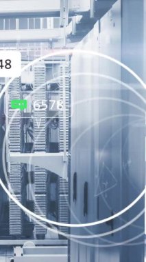 Bilgisayar sunucu odasında veri işleme ile ilgili sosyal medya simgeleri ve bildirimler. Sosyal medya, iletişim ağları ve dijital arayüz teknolojisi, dijital olarak oluşturulmuş video.