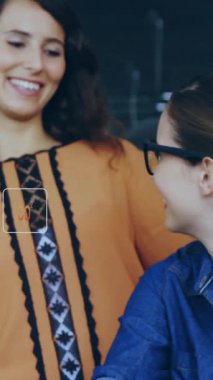 Ofisteki çeşitli iş adamları üzerinde ekolojik ikonlar ve veri işleme animasyonları. Küresel çevre, finans, iş, bağlantılar, hesaplama ve veri işleme kavramı dijital olarak oluşturulmuş video.