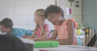 Sınıfta yazan öğrenciler, yükselen bar çizelgesine dönüşen öğrenciler öğrenci ararken eriyip gidiyorlar. Eğitim, işbirliği, yenilik, gençlik, dinamik, kalkınma, yaratıcılık