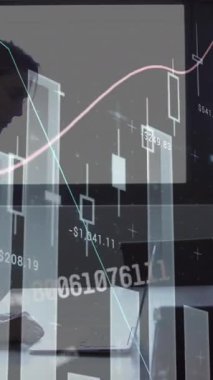 Ofiste dizüstü bilgisayar kullanan beyaz kadın hakkında istatistiksel veri işleme animasyonu. Bilgisayar arayüzü ve iş veri teknolojisi kavramı