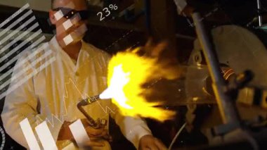 Laboratuvar teknisyeni alevi tutuşturuyor ve veri çubuğu olarak dönen tüp ve hassasiyeti gösteren harita. Bilim, yenilik, mühendislik, imalat, görselleştirme, kesinlik, modern