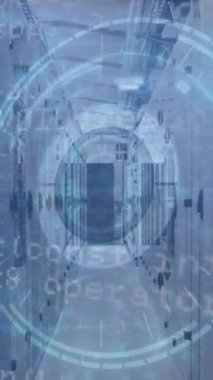 Yuvarlak tarayıcının animasyonu, veri işleme ve boş bilgisayar sunucu odasına karşı ışık izleri. Bilgisayar arayüzü ve iş veri depolama teknolojisi kavramı