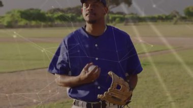 Beyzbolcu antrenman için eldivenle yakalamadan önce yayı takip ederken topu elmasa fırlatıyor. Sporcu, spor, aksiyon, açık hava, eğitim, enerjik, dinamik