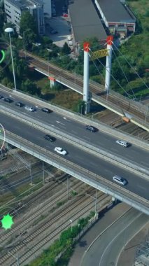 Şehir manzarası üzerinde ekolojik simge ağının animasyonu. Küresel çevre, bağlantılar, hesaplama ve veri işleme kavramı dijital olarak oluşturulmuş video.