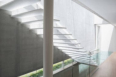 Modern binada beyaz yüzen merdivenler