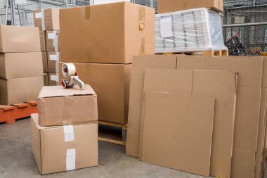 Depoda karton kutular