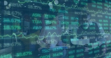 Mali tabloları gözden geçirmek, ofisteki konferans masasının etrafında dizüstü bilgisayarla işbirliği yapmak. İşbirliği, takım çalışması, iş, ofis, analiz, modern, profesyonel