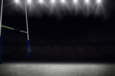 Uzun kale direği geceleri boş stadyum sahasında duruyor, projektörlerin ışıkları parlıyor. Spor, stadyum, aydınlanma, mimari, açık hava, atletik, minimalizm