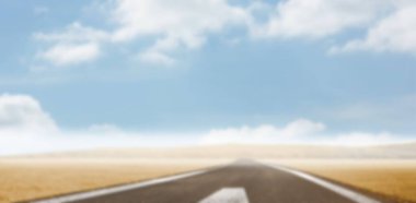 Gökyüzüne karşı tarladan geçen yolun manzarası