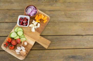 Tahta kesim tahtasındaki doğranmış sebze manzarası