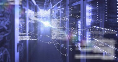 Veri merkezindeki yanıp sönen LED 'leri ve ağ kablolarını dijital kaplamalı sunucu rafları. Teknoloji, siber güvenlik, veri yönetimi, altyapı, yenilik, ağ oluşturma, sanayi