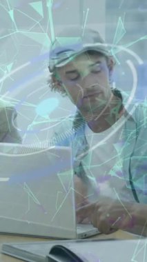 Plexus ağlarının ve veri işlemenin animasyonu ofiste tartışan üç farklı meslektaşın üzerinde. Küresel ağ ve iş arayüzü teknolojisi kavramı