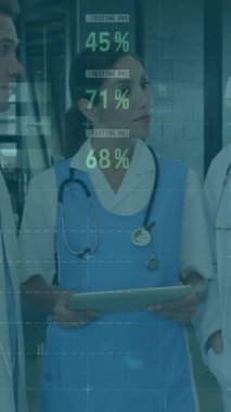 Çeşitli kadın ve erkek doktorların gülümsemesiyle ilgili grafik ve verilerin animasyonu. tıp, sağlık, ekonomi ve teknoloji kavramı. ,.