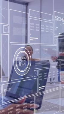 Çeşitli takımlarla iş toplantısı ve ofis ortamında veri işleme animasyonu. Takım çalışması, teknoloji, şirket, profesyonel, beyin fırtınası, işbirliği