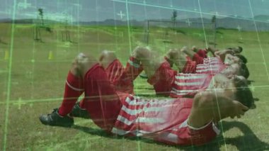 İzleme başlatılan şebeke örtüsü, altı futbolcu koni senkronizasyonu yaparak mekik çekiyor. Atletik, fitness, takım çalışması, açık hava, eğitim, performans, modern