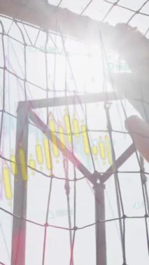 Çocuklar renkli grafik animasyonu ile net yapıya tırmanıyorlar. Oyun alanı, macera, çocukluk, açık hava, etkileşimli, teknoloji