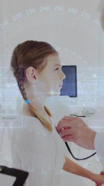 Doktor steteskop ile hastayı muayene ediyor, tıbbi ortamda animasyon örtüşüyor. Sağlık, muayene, teşhis, check-up, tıp, hekim