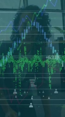 Ofisteki çeşitli iş adamları üzerinde veri işleme animasyonu. Küresel iş ve dijital arayüz kavramı dijital olarak oluşturulmuş video.